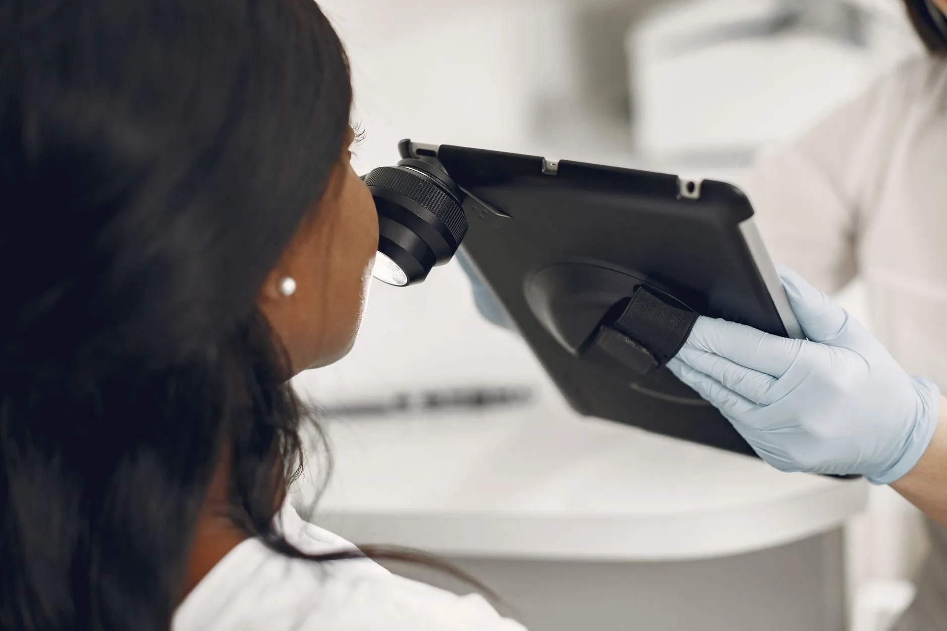 Examen dermatologique de la texture cutanée pour évaluer le type de cicatrices d'acné