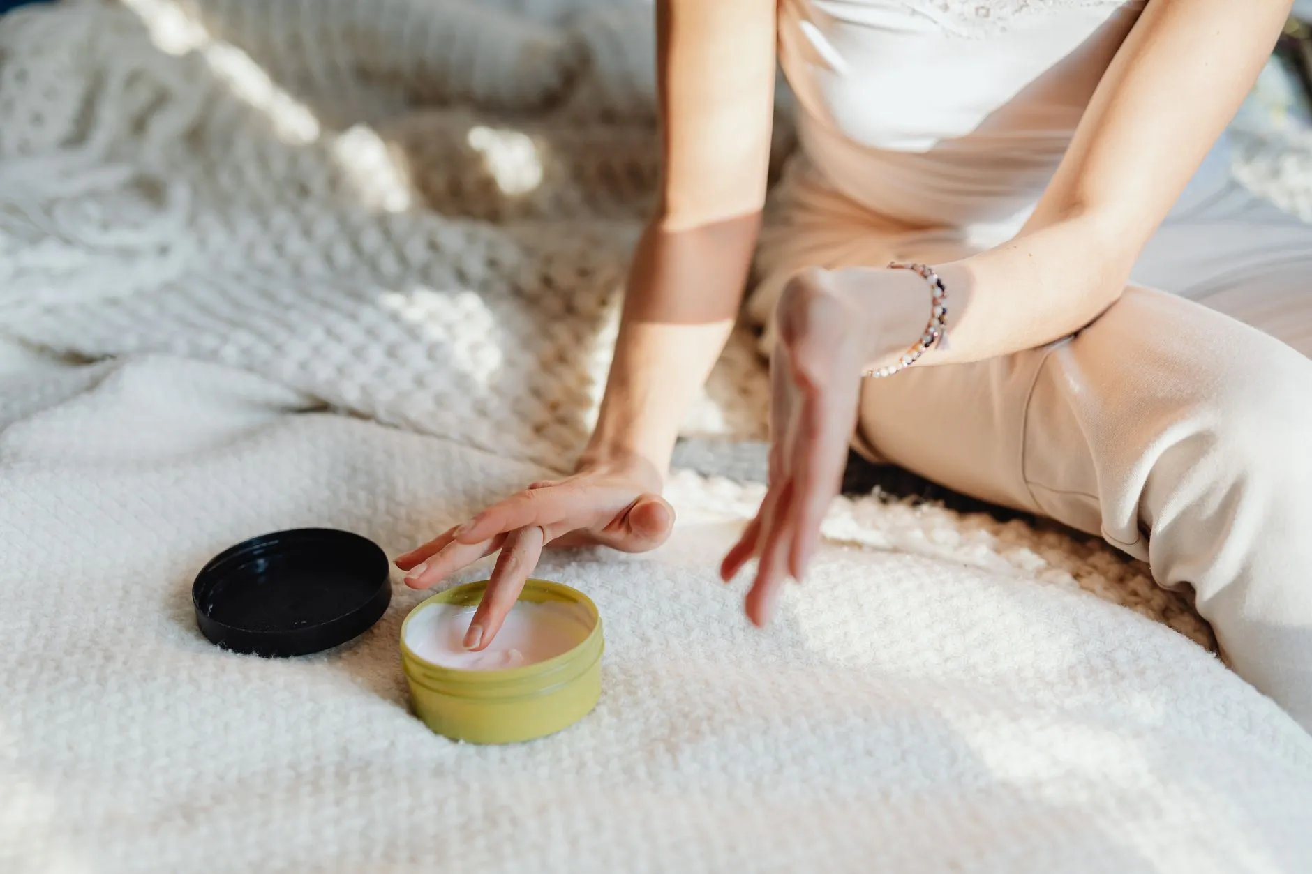 Une routine réduite à quelques produits suffit pour apaiser une peau sensible ou réactive au quotidien
