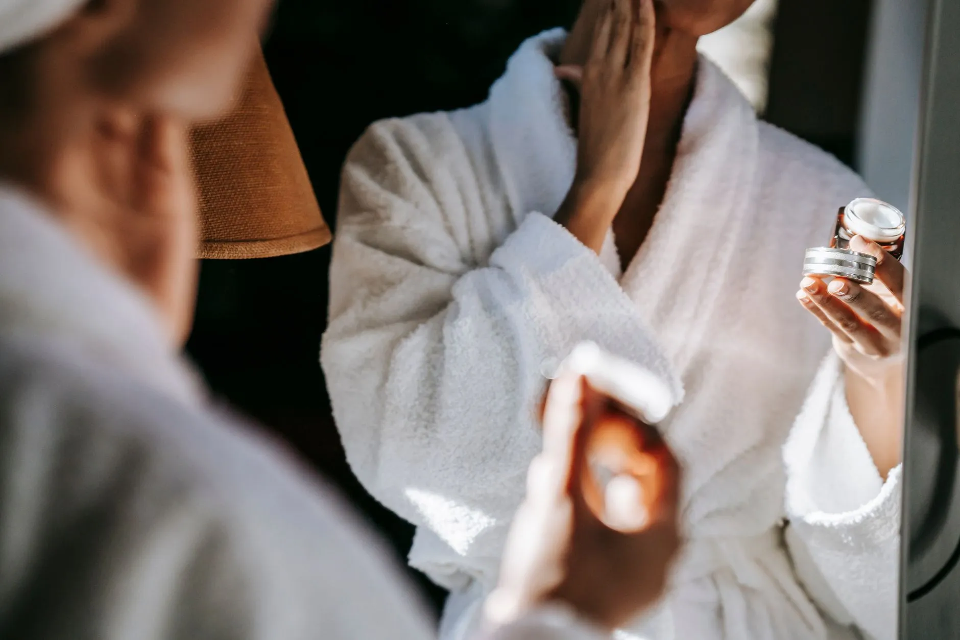 Application d'un baume réparateur sur le visage pour restaurer la barrière cutanée